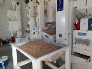 캠프의 현지 도정시설. 한국에서 생산한 제품으로 시공, 쌀의 품질을 개선해 소비자들에게 호