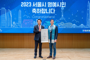 오세훈 서울시장이 조나단 무어에게 ‘2023 외국인 명예시민상’을 수여하고 있다