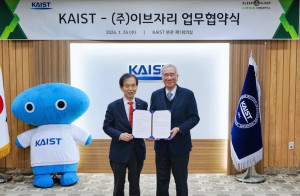 왼쪽부터 KAIST 이광형 총장과 이브자리 윤종웅 대표이사가 대전 KAIST 본원에서 수면