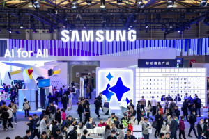 AWE 2024가 열리고 있는 중국 상하이 삼성전자 전시관에서 관람객들이 다양한 제품과 솔