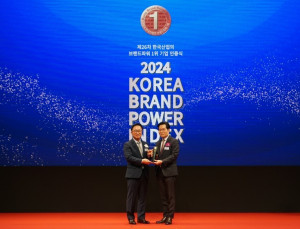 홍명식 이브자리 부사장(오른쪽)이 지난 26일 서울 중구 신라호텔에서 열린 2024 한국산
