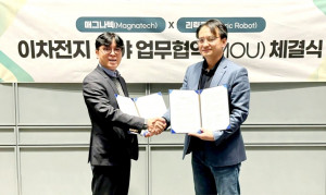 왼쪽부터 매그나텍 정해만 회장(왼쪽)과 리릭로봇 탄 광샤오 CEO가 ‘이차전지 분야 업무협