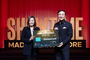 왼쪽부터 멜리사 오우(Melissa Ow) 싱가포르 관광청장과 문동권 신한카드 사장이 세빛