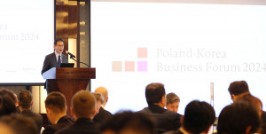 김태형 Invest KOREA 대표가 25일 열린 ‘한-폴란드 비즈니스 포럼 2024’에서 축사를 하고 있다.