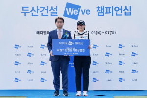 지엔코·이스즈·큐로모터스 김석주 대표와 첫번째 홀인원을 기록한 최은우 선수가 시상 후 기념