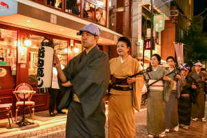 에도시대의 거리풍경이 고스란히 남아있는 도쿄의 ‘카구라자카(神楽坂)’지역에서 전통 공연 예