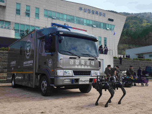부산경찰청 주관 화생방테러 대응 통합훈련에 참여한 케이알엠의 사족 보행 로봇 ‘Vision