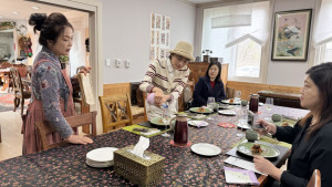 수운잡방체험관에서 조선시대 요리 체험행사를 진행중인 모습(왼쪽 김도은 관장)