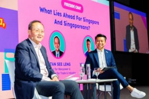 싱가포르 인력부 장관 겸 통상산업부 제2차관 탄 시 렝 박사(왼쪽)가 ‘Seedly Personal Finance Festival 2024’ 행사에서 연사로 나서 말하고 있다
