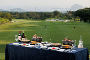 제주 산방산을 감상하며 만찬을 즐길 수 있는 핀크스 골프클럽의 ‘그린사이드BBQ’