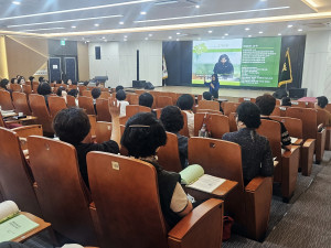 행복한 중년기를 위한 힐링 아로마 프로그램을 진행하는 국제아로마테라피임상연구센터 최승완 교