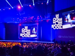 삼성전자가 북미 최대 온오프라인 게임쇼 ‘서머 게임 페스트’에서 게이밍 모니터 신제품 ‘오디세이 OLED G8’의 출시를 알리고 있다