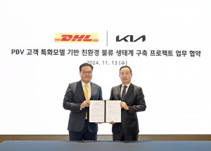 왼쪽부터 DHL 코리아 한지헌 대표와  기아 국내사업본부장 정원정 부사장이 업무협약식에서 기념 촬영을 하고 있다