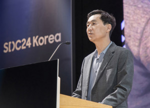 21일 진행된 ‘삼성 개발자 콘퍼런스 코리아 2024’에서 삼성전자 DX부문 최고기술책임자(CTO) 겸 삼성리서치장 전경훈 사장이 환영사를 하고 있다