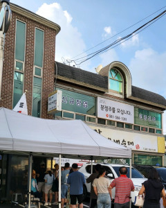 천안 병천 순대거리에 위치한 박순자아우내순대 본점 전경. 고객들이 순대국을 맛보기 위해 길게 줄을 서 있다(ⓒ 박순자아우내순대 가맹본부)