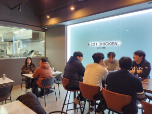 넥스트페이 서비스로봇 운용 매장 전경(NEXT CHICKEN AI STORE)