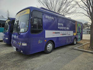 송파도서관 앞에서 진행된 찾아가는 취업지원 서비스 ‘일자리부르릉’ 행사 모습(제공: 서울시여성능력개발원)