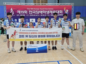 왼쪽부터 부산 청소년 배드민턴 대표단 귄휘상, 박세현, 이소윤, 이채연, 구본서, 조민규, 최주영 선수, 김지호 코치