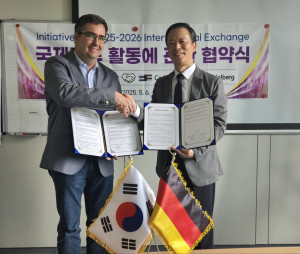 양교 대표가 협약식을 진행하고 있다