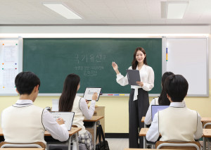 갤럭시 탭을 이용하며 수업을 진행하는 모습