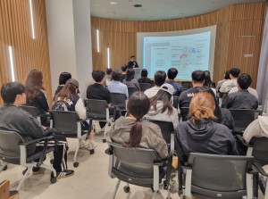 천안시 도시재생지원센터에서 단국대학교 조경학과 학생들을 대상으로 도시재생 투어 특강을 진행하고 있다