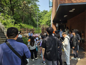 천안시 도시재생지원센터가 봉천주민협의체 및 학생들과 함께 남산지구 일대에서 도시재생 투어를 진행하고 있다