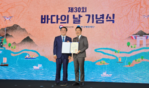 최태성 강사가 제30회 바다의 날 기념식에서 ‘대통령표창’을 수상하고 강도형 해양수산부 장관과 기념사진을 촬영하고 있다