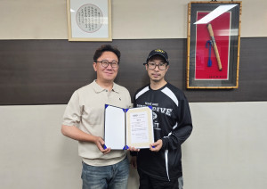 첨단이 국내 스트릿 패션 브랜드 ‘덕다이브(DUCKDIVE)’의 중국 내 사업 전개 및 운영을 위해 블루블러드 어패럴과 합작 계약을 체결했다. 사진은 이준원 첨단 대표(왼쪽)와 박준민 블루블러드 어패럴 대표가 계약식 체결 후 기념 촬영을 하고 있는 모습(제공=첨단)