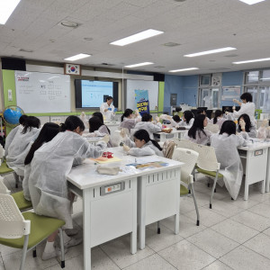 ‘미리가는 연구실’ 프로그램에 참여한 새롬중학교 학생들이 ‘나의 DNA 목걸이 만들기’ 체험을 하고 있다
