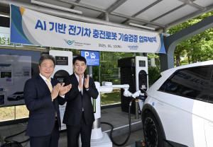인천국제공항공사에서 열린 업무협약식에서 전기차 자동충전 로봇 시연 후, (왼쪽부터) 인천국제공항공사 이학재 사장과 현대차·기아 R&D본부장 양희원 사장이 기념 촬영을 하고 있다