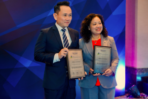 From left to right - Leslie Choo, Senior Vice President, Managing Director – APAC, ACI Worldwide | Ros Aziah, Group Chief Technology