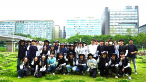 안랩 임직원들이 탄천 수내습지생태원에서 기념사진을 촬영하고 있다