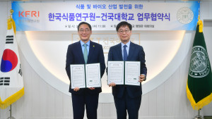 왼쪽부터 건국대 원종필 총장과 한국식품연구원 백현동 원장이 업무협약식에서 기념 촬영을 하고 있다