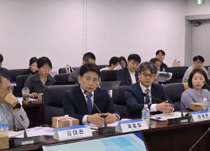 ‘제1차 KIPA-KRILA 정부조직관리포럼’에서 육동일 한국지방행정연구원 원장이 축사를 하고 있다