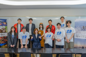 뒷줄 왼쪽부터부터 호시노 리조트 제2 마케팅팀 이시카와 신야(石川真也), 아이나이 마나부(相内学) 홋카이도 지역 총괄 매니저, 호시노 리조트 토마무의 김지연 매니저, 호시노 리조트 제2 마케팅 팀 에하라 타다히코(江原忠彦) 마케팅 담장자, 호시노 리조트 토마무의 사에키 마스요시(佐伯益世志) 유닛 디렉터, 호시노 리조트 홋카이도 코리아 대표 박용준, 호시노 리조트 중국 GSA 사무소 대표 한미화(Bika Han), 호시노 리조트 홋카이도 코리아 대표 Tina Kim