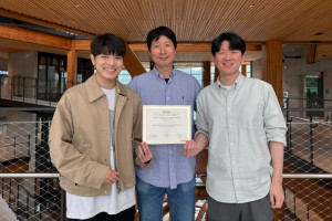 왼쪽부터 서울대학교 컴퓨터공학부 김강욱 연구원(학사과정), 서울대학교 컴퓨터공학부 김건희 교수, 서울대학교 컴퓨터공학부 이세훈 연구원(박사과정)