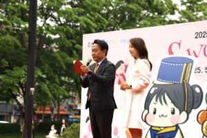 행사장을 찾은 이성헌 서대문구청장이 그림대회 주제를 발표하며 축제의 시작을 알리고 있다