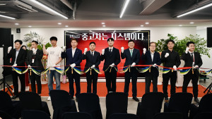 왼쪽부터 디에스오토 이승원 경영기획실장, 디에스오토 김현익 오토영업1본부장, 안녕첫차 이승원 대표, 한국자동차매매사업조합연합회 엄태권 회장, 디에스오토 안대섭 대표이사, 디에스오토 전성범 이사, iM캐피탈 김성욱 대표이사, 수원과학대학교 자동차과 황성일 교수, 블루핀 차상운 대표이사, 디에스오토 한상범 오토영업2본부장