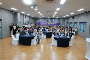 안양시관악장애인종합복지관 개관 30주년 기념식에서 참석자들이 기념 촬영을 하고 있다