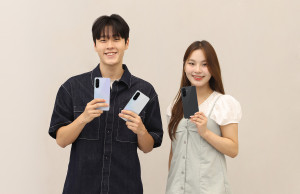 삼성전자 모델들이 새롭게 출시한 ‘갤럭시 A36 5G’를 소개하는 모습