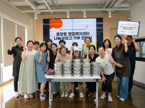 도시재생 현장학교 in 남산지구 프로그램 참여자 및 관계자들이 단체사진을 촬영하고 있다
