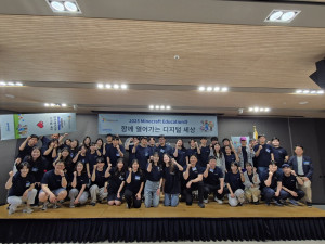한국마이크로소프트의 사회공헌 프로젝트의 마인크래프트 해커톤 대회 결승에서 결승에 오른 참가자들이 단체 사진을 찍고있다.