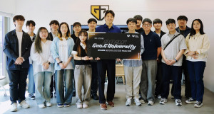 2025 Gen.G University Kick-Off 참석자들이 기념 촬영을 하고 있다