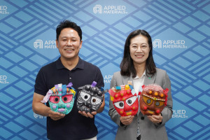 왼쪽부터 어플라이드 머티어리얼즈 코리아 박광선 대표와 아동복지 전문 기관 초록우산 여인미 경기지역 본부장이 ‘어플라이드와 함께하는 전통문화교실’ 운영을 위한 업무 협약(MOU) 체결 후 기념 촬영을 하고 있다.  어플라이드는 협약을 통해 지역사회 어린이들에게 예술·문화 교육의 기회를 지속적으로 확대할 계획이다