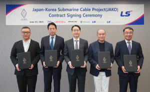 LS용산타워에서 진행된 ‘JAKO(Japan–Korea) 프로젝트’ 서명식 현장. 왼쪽부터 이한욱 AWS APAC 백본 총괄, 다츠야 아베 아르테리아 네트웍스 대표, 한윤재 드림라인 대표, 스탠리 임 마이크로소프트 상무, 주완섭 LS전선 통신·산업솔루션사업본부장(전무)가 기념 촬영을 하고 있다