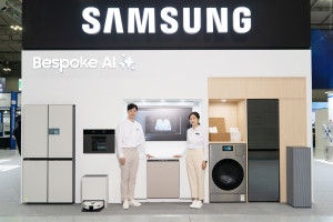 삼성전자 모델이 25일부터 28일까지 광주광역시 김대중컨벤션센터에서 열리는 ‘2025 광주미래산업엑스포’에 마련된 삼성전자 부스를 소개하고 있다