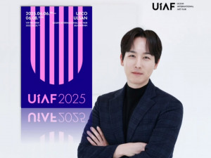 사이버한국외대 아테나 교양학부 정우철 교수(사진)가 ‘2025 울산국제아트페어(UiAF)’의 공식 홍보대사로 임명됐다(사진=울산국제아트페어 공식 인스타그램)