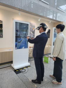 서울연구원 오균 원장이 가상현실(VR) 재난안전교육을 체험하고 있다