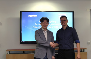 티에스엔랩의 김성민 대표(왼쪽)와 프라운호퍼 IPMS 부서장 Alexander Noack 박사가 지난 5월 26일 프라운호퍼의 독일 드레스덴 연구소에서 기술 협력 확대 논의 후 기념촬영을 하고 있다