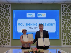 왼쪽부터 베트남 소프트웨어 개발 서비스 기업 TMA Solutions (회장 Nguyen Huu Le), OSBC (대표 김택완)